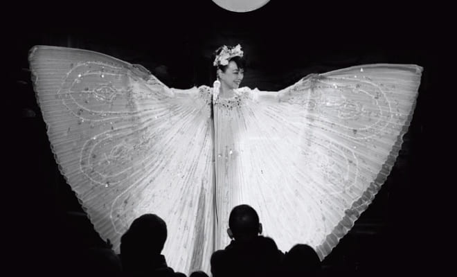 2020年１月26日。東京・丸の内で行なわれた70歳の「バースディ・ライブ」のステージで。『エーゲ海のテーマ～魅せられて』を優雅に熱唱。1979年に200万枚の大ヒットを記録、日本列島を席巻したジュディさんの代表曲だ。真っ白い衣装に透けるシルエットが美しい。
