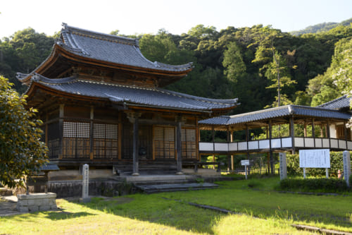 まさに古刹の雰囲気の西福寺。喧騒とは無縁である。