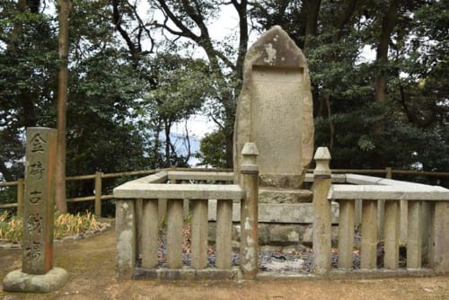 敦賀湾を望む金ヶ崎城跡に「金ヶ崎古戦場」の石碑が立つ