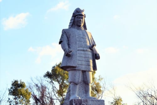 坂本城跡地付近に整備された坂本城址公園に立つ明智光秀像