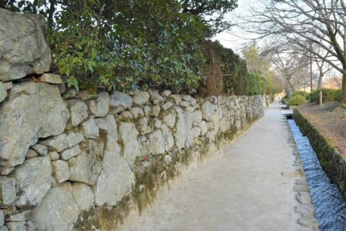 石工集団・穴太衆による「穴太衆積み」の石垣が残る坂本の町並み