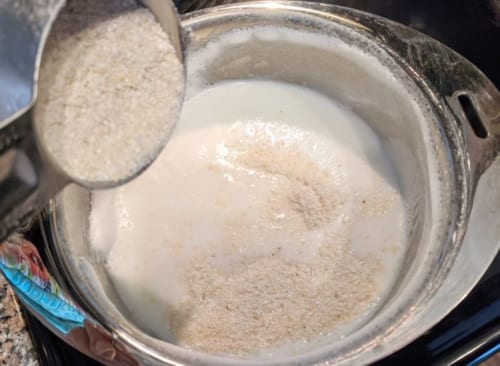 トウモロコシ粥を作るのは案外難しい。沸騰したお湯（または牛乳）に粉を加えて作るのだが、こまめにかき混ぜないとすぐダマになってしまう。カイアも初めての粥づくりは失敗してしまった