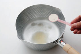 鍋に水250～300ｍｌを入れて、粉 寒天小さじ１をふり入れる。ゴム ベラでよく混ぜて、中火にかける。