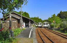 裏は茶畑で駅前には水田が広がる駅。昔ながらの対面式ホームが残り、列車の待ち合わせも行なわれる。ここの木造駅舎も必見。