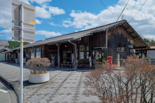 昭和15年（1940）の国鉄二俣線全通時に建てられた大柄な駅舎。今はラーメン店と天竜浜名湖鉄道の本社が同居している。