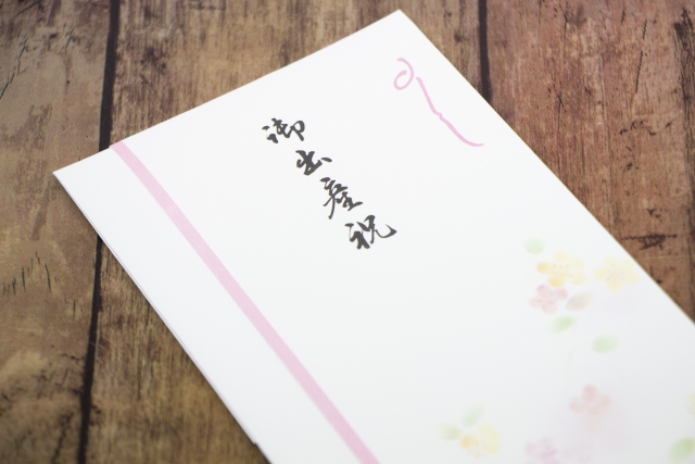 出産祝いランキング もらってうれしかったもの1位はベビー服