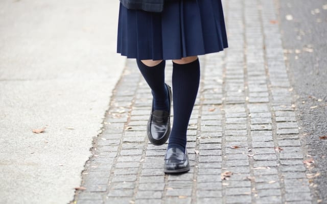 女子高生の制服、スカート丈に関する調査｜神奈川と東京では約8割が「ひざ上派」、九州や関西では「ひざ下派」が多数　制服に合わせる靴下丈は全国的に「クルー丈」が人気