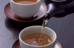 【抽出温度　100度】 「かりがねほうじ茶・香悦」の茶葉10gに対し沸騰させたお湯約210ccを急須に入れ、20～30秒待つ。茶碗に回し入れながら最後まで絞り切り、芳醇な香りとともにいただく。