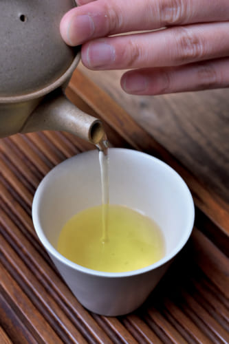 【抽出温度　70～75度】 お湯100㏄弱に対して茶葉３ｇが基本。茶碗が複数のときは濃度が均一になるように順に注ぎ、ひとつの場合は３～４回に分けて注ぐのがコツ。