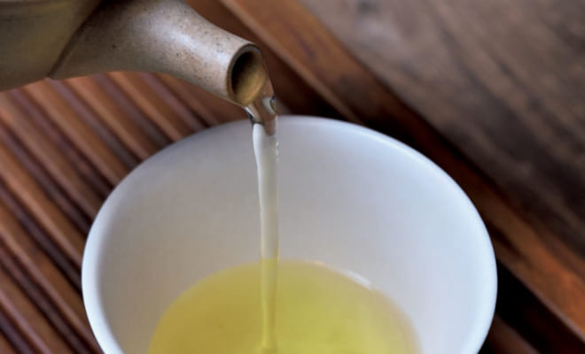 【抽出温度　70～75度】 お湯100㏄弱に対して茶葉３ｇが基本。茶碗が複数のときは濃度が均一になるように順に注ぎ、ひとつの場合は３～４回に分けて注ぐのがコツ。