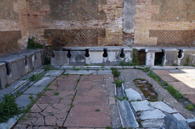 古代ローマの水洗トイレが残る、砂に埋れたオスティア・アンティーカ遺跡公園を歩く