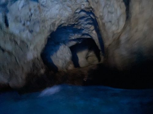 青の洞窟、ポセイドンやトリトンの彫像が発見された地点（上野真弓撮影）