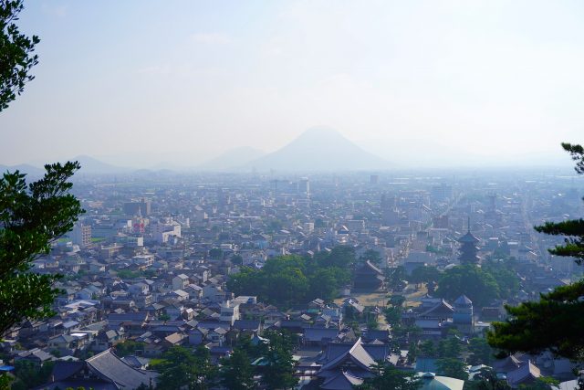 香色山から観た善通寺の眺め