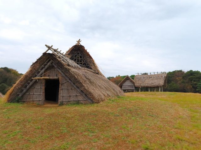 妻木晩田遺跡に再現された弥生時代の竪穴住居
