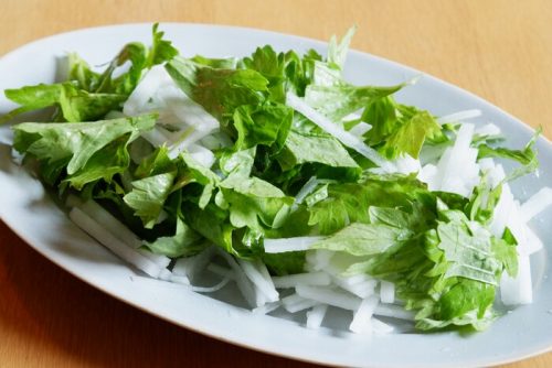 葉までムダなく 香味野菜セロリの10分おかず 管理栄養士が教える減塩レシピ サライ Jp 小学館の雑誌 サライ 公式サイト