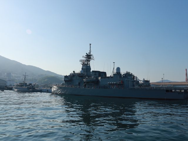 海上自衛隊呉基地の桟橋に停泊する艦船