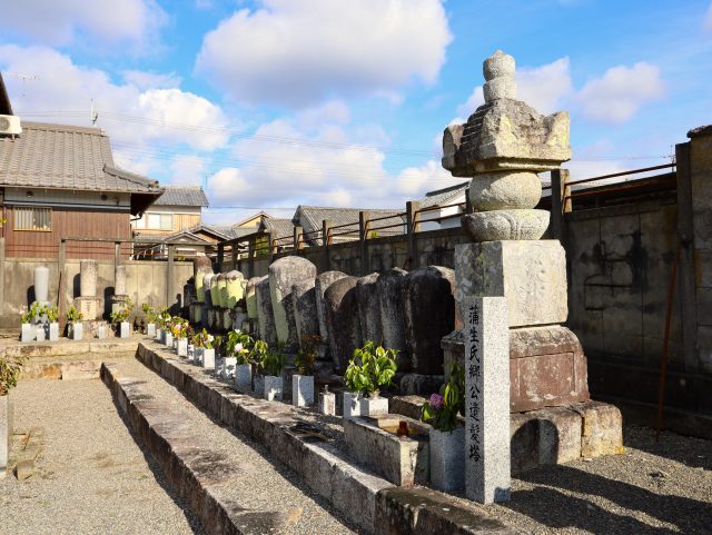 蒲生家代々の菩提寺・信楽院にある蒲生氏郷遺髪塔と縁者の墓