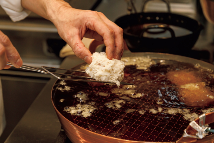 じっくり低温で揚げるロゼ色の肉|カツレツMATUMURA(愛知)【極上の「とんかつ」】10 | サライ.jp|小学館の雑誌『サライ』公式サイト