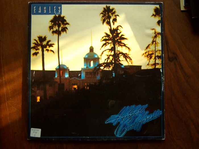 イーグルスの名盤『ホテル・カリフォルニア』のジャケットに使われたホテルはどこにある? サライ.jp|小学館の雑誌『サライ』公式サイト