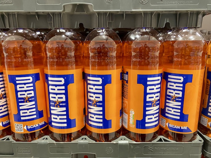 ウイスキーだけじゃない! スコットランドのもう一つの国民的飲料「アイアンブルー」って何? | サライ.jp|小学館の雑誌『サライ』公式サイト