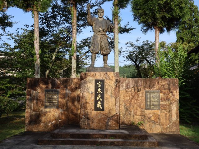 宮本武蔵の青年期の勇壮な姿を表現した銅像