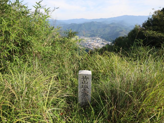 竹山城跡の石碑と宮本村の遠景