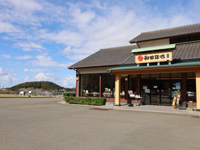 国道９号線沿いに在る和田珍味本店と大崎ヶ鼻に建つ大岬灯台