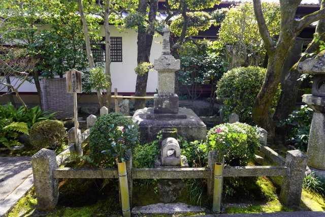 滋賀県大津市にある義仲寺の境内に葬られた木曽義仲の墓跡
