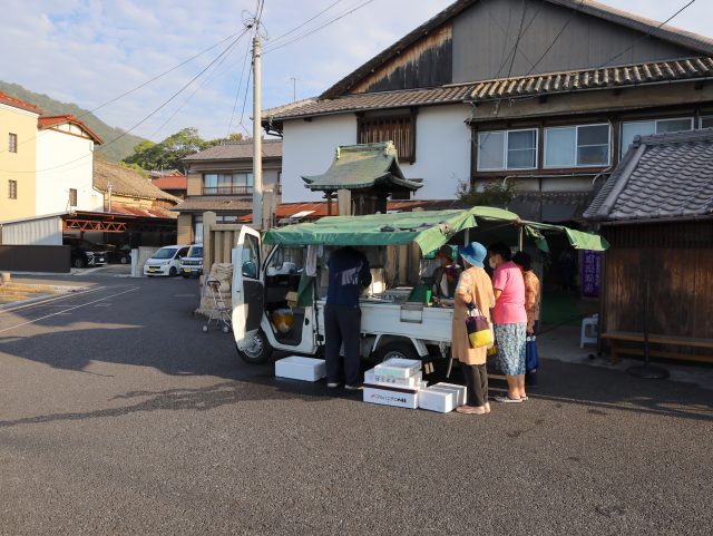 軽トラックで移動販売をする魚屋さん、鞆の浦の日常の風景