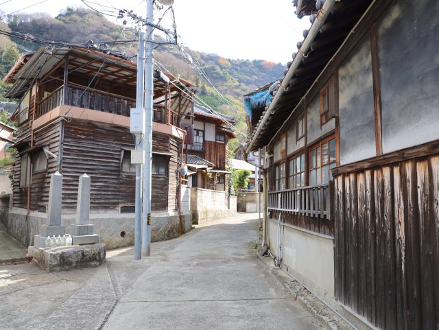 集落の入り組んだ道路の両脇には、伝統的日本建築の大きな屋敷が並ぶ