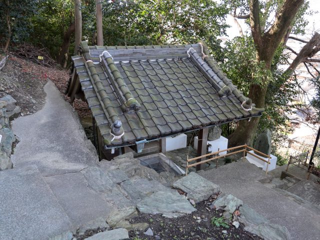 修復された楊柳水の立派な覆屋