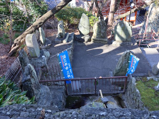 「清浄水」を囲むように建つ松尾芭蕉をはじめとした句碑