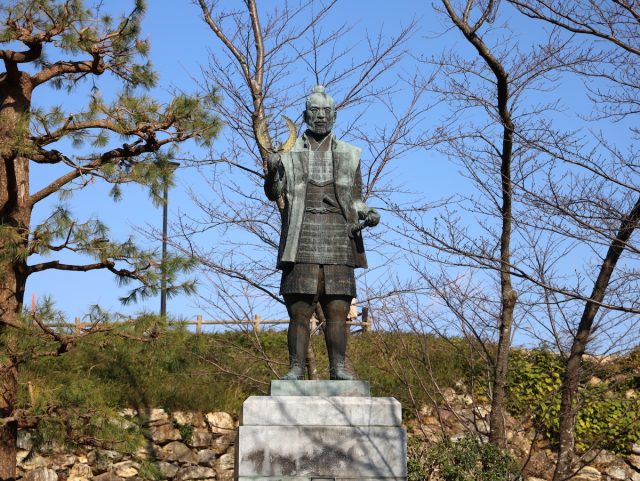 浜松城公園にある若き日の徳川家康公像