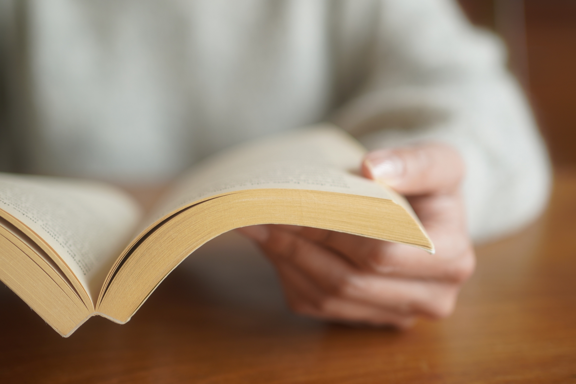 「寡黙」の正しい読み方とは？「無口」の類義語です【脳トレ漢字】 | サライ.jp｜小学館の雑誌『サライ』公式サイト