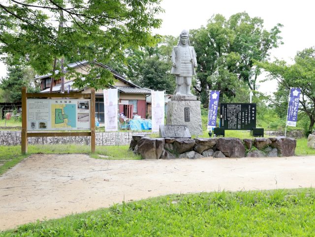 坂本城跡に建つ、明智光秀公像