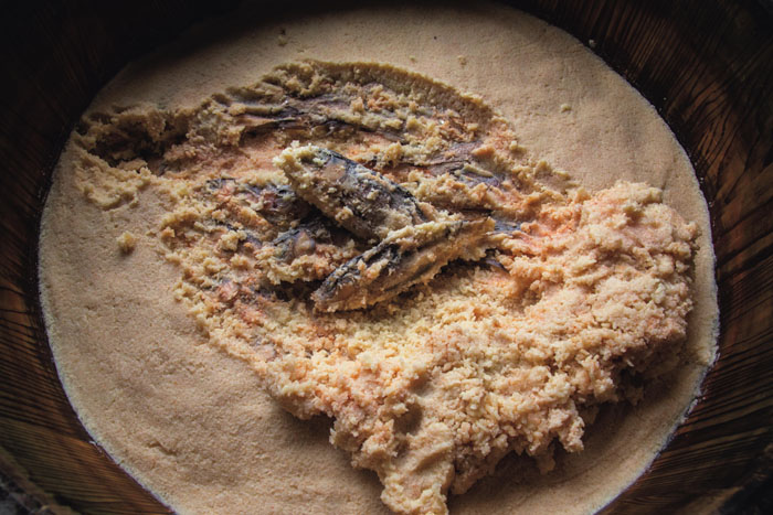 抱卵のニゴロブナを飯に漬け込み熟れさせる|鮒ずし(滋賀県琵琶湖周辺)【命を養うニッポンの伝統食】 | サライ.jp|小学館の雑誌『サライ』公式サイト