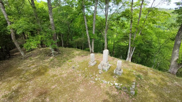 上月城跡の山頂には、赤松政範以下の戦死者の供養碑がある。