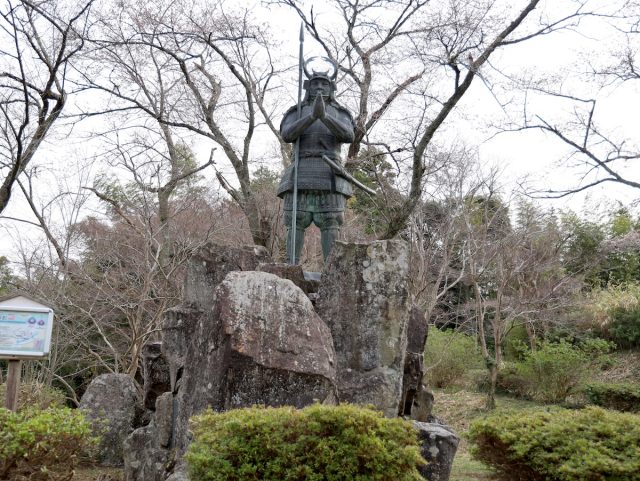 月山富田城跡にある、山中幸盛像。