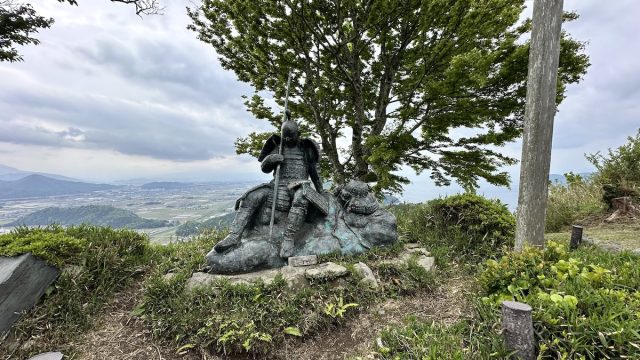 賤ヶ岳山頂にある武将の像