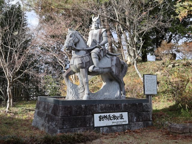 三木城跡にある別所長治公像