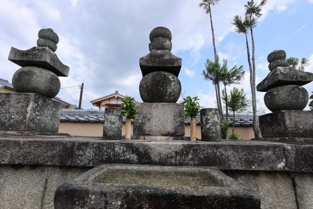 信長公一族の墓碑