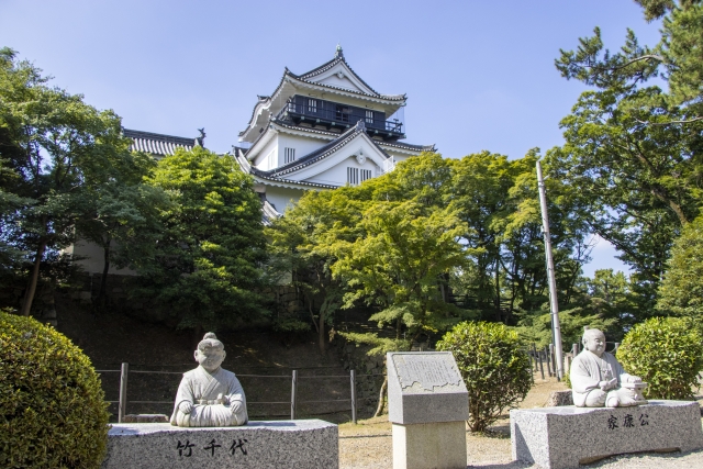 岡崎城公園にある家康公・竹千代像ベンチ