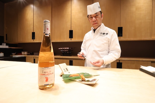 「星のや京都」内にある日本料理「真味自在」で凌ぎとして提供される「車海老 万願寺唐辛子 クスクス」。 写真奥にいらっしゃるのが、「星のや」和食部門の統括料理長を務める石井義博（いしい・よしひろ）さん。