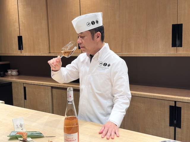 チャコリ・ロサドのテイスティングをする石井さん。