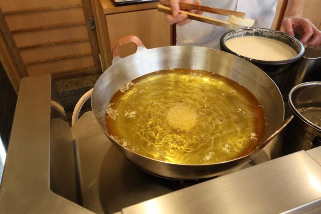 蓮根を揚げる様子