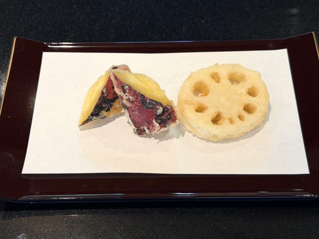 左から焼き芋の天ぷら、蓮根の天ぷら。