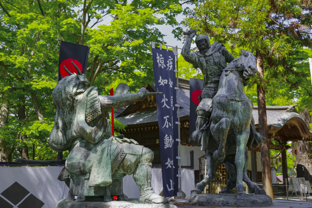 信玄・謙信一騎打ちの像